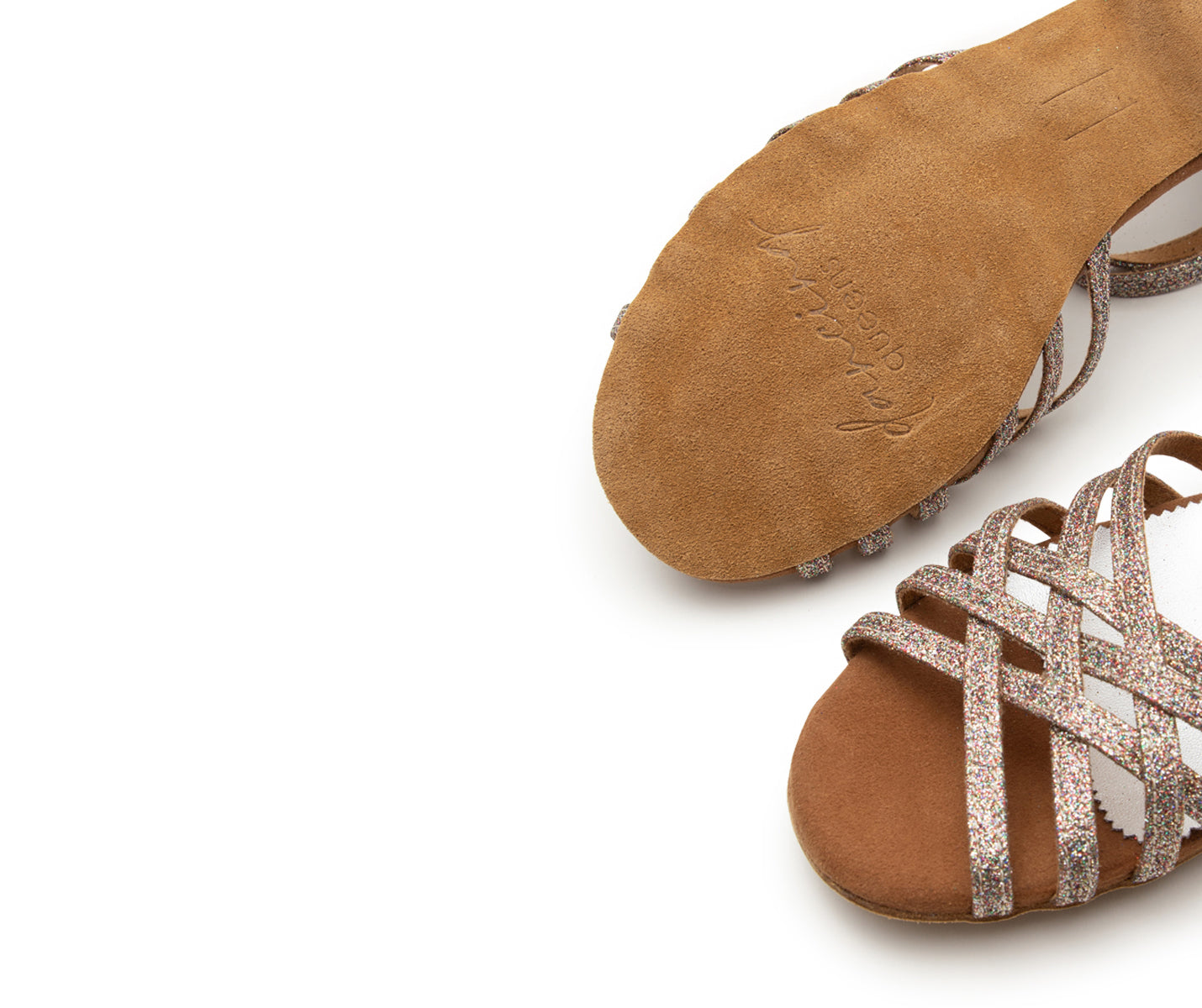 Nahaufnahme von Dancing Queens DQ02 flache Tanzschuhe in Multiglitter mit einem Schuh mit hellbrauner Ledersohle.